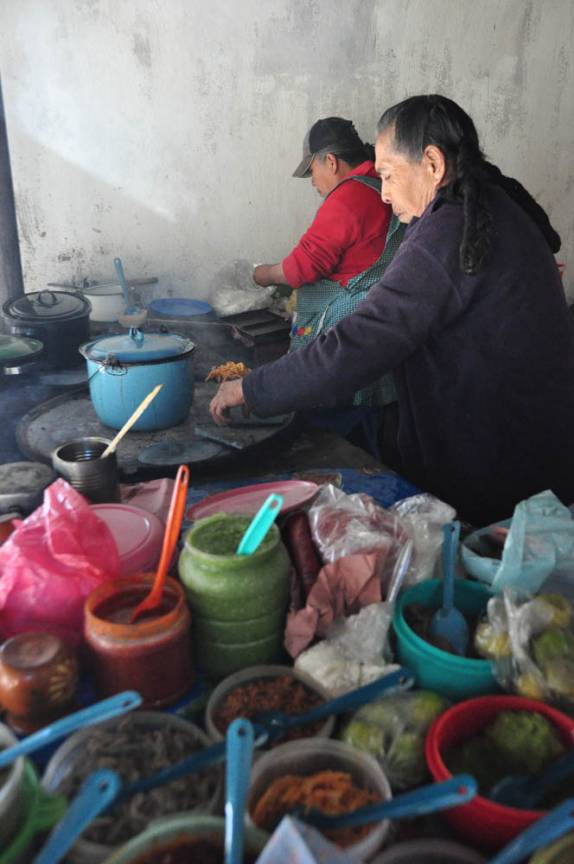 Preparando quesadillas em um restaurante aos pés do vulcão Izta, perto de Amecameca, na região central do México